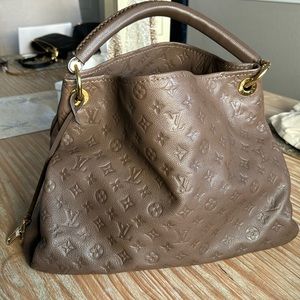 Authentic like-new Louis Vuitton Artsy Empriente MM